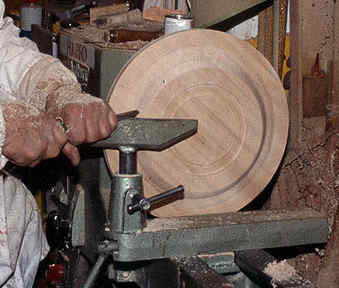 Faceplate turning of a plate or platter