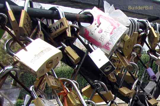 lover's padlock's in Paris