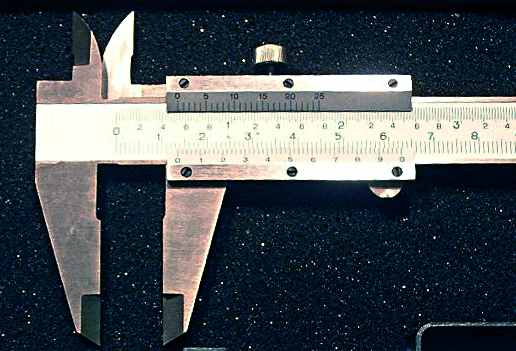 A manual read vernier caliper