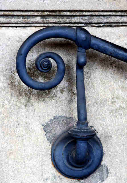 a vertical handrail scroll